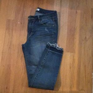 Kensie distressed jeans. EUC. Size 4/27
